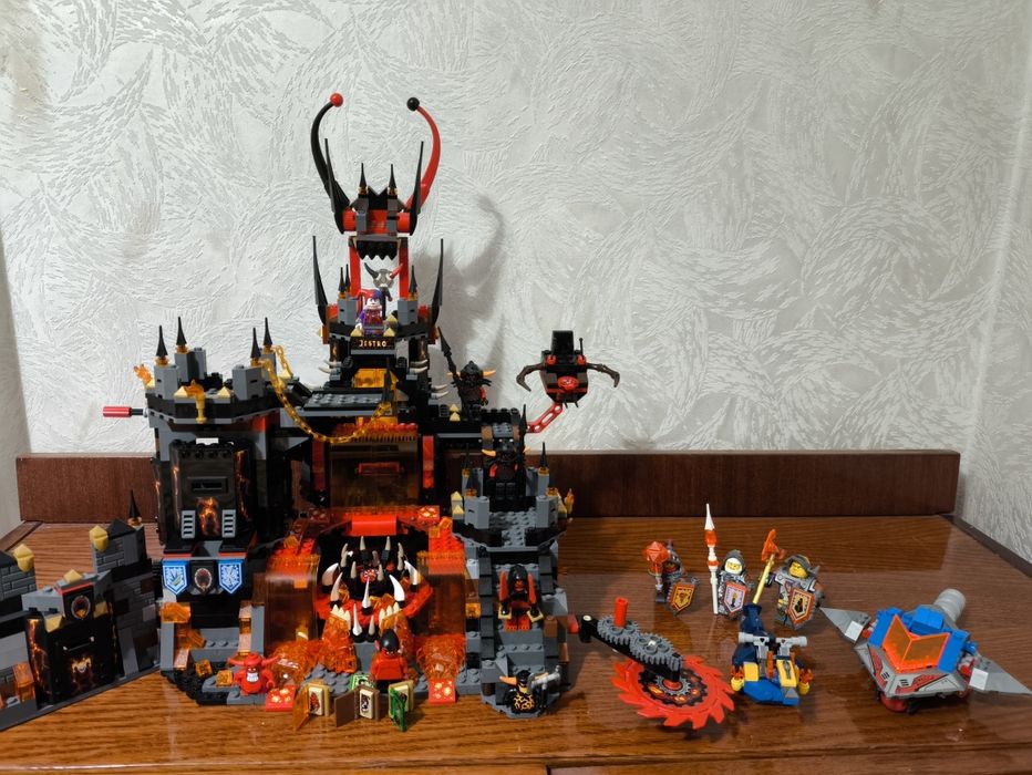 Конструктор Lego Nexo Knights 70323 Jestro's Volcano lair.
На 1186 дет