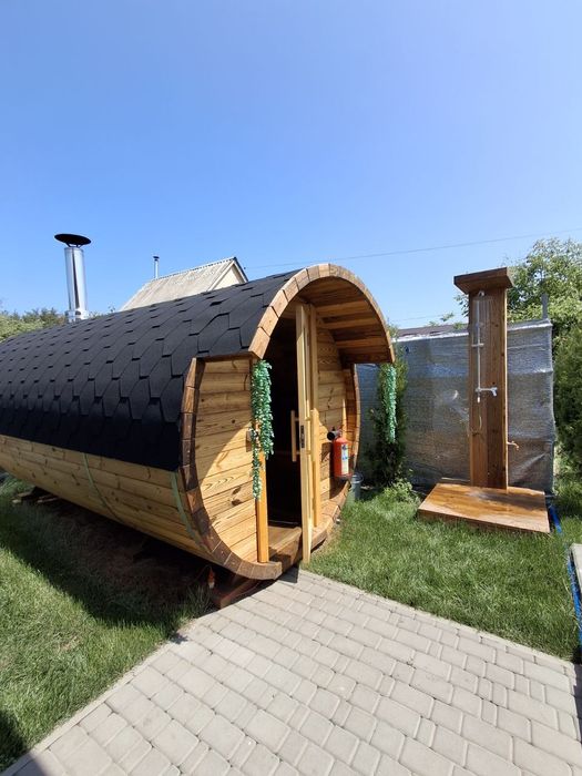 Затишний будинок з банею, терасою та бесідкою з каміном