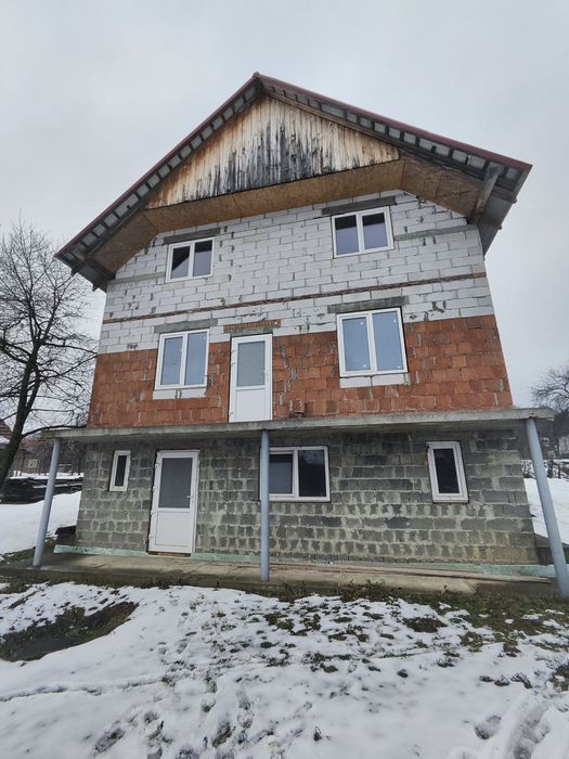 Перспективний двоповерховий будинок у затишному селі!