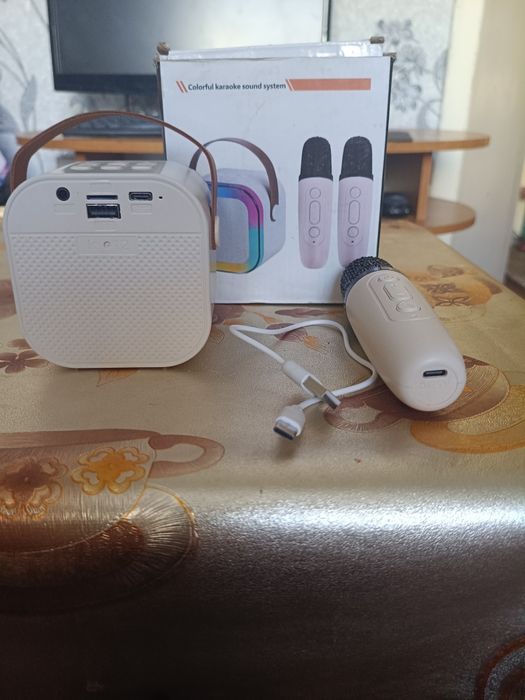 Музика з носіїв: Ззаду є роз'єм для стандартної USB-флешки та слот під картку пам'яті (TF/MicroSD). Завантажуйте улюблені треки і слухай