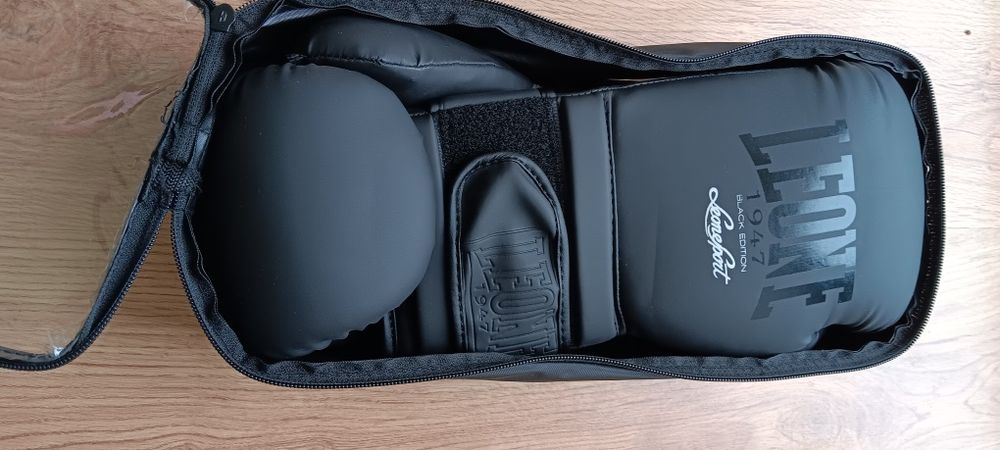 Luvas de boxe, boqueira e duas ligas