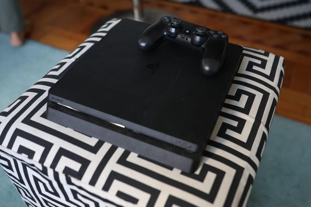 PlayStation 4 + 1 Controller64740387734657121