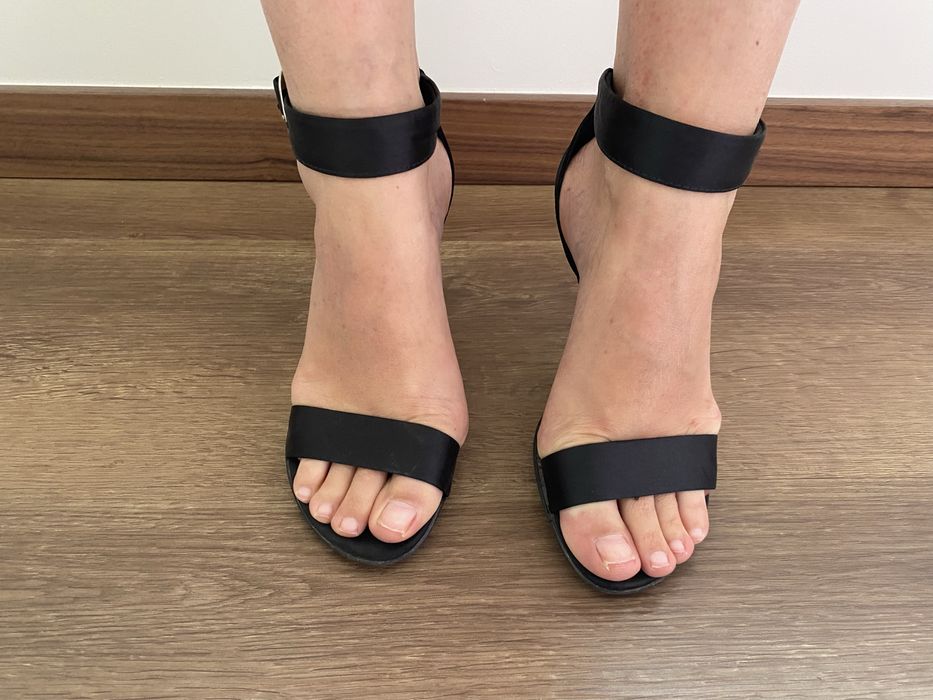 Sandálias pretas de salto fino