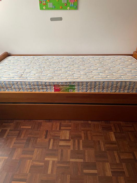 Cama dupla com gavetão em pinho