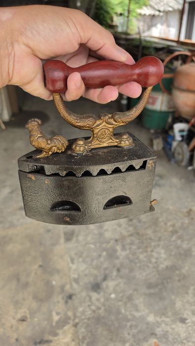 Ferro de engomar antigo