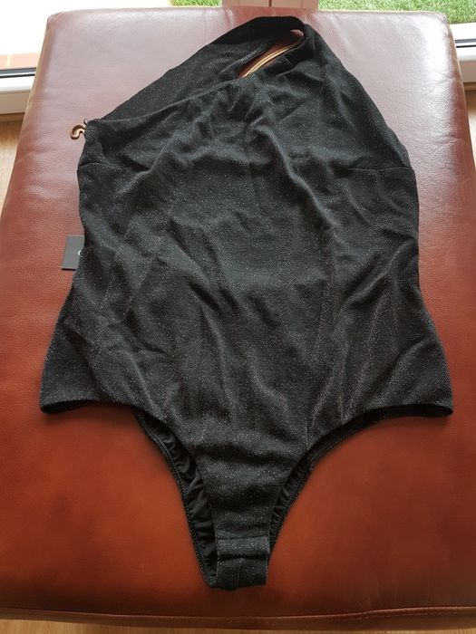 Piękne połyskujące, body na jedno ramię Marciano, rozmiar XL.