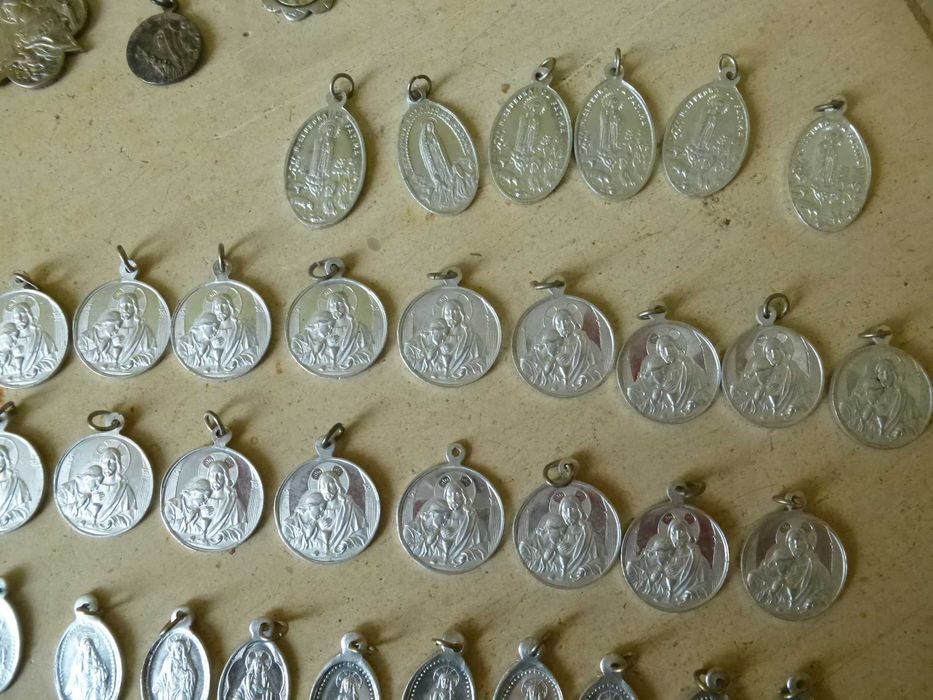 lote de medalhas e crucifixo