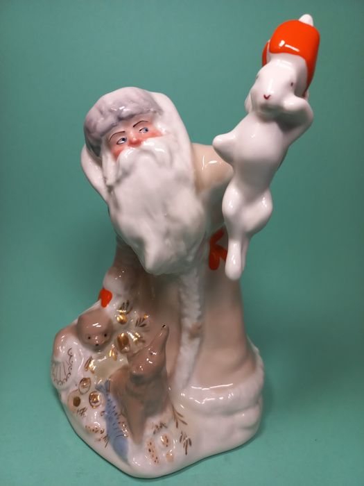 Статуэтка фарфоровая .