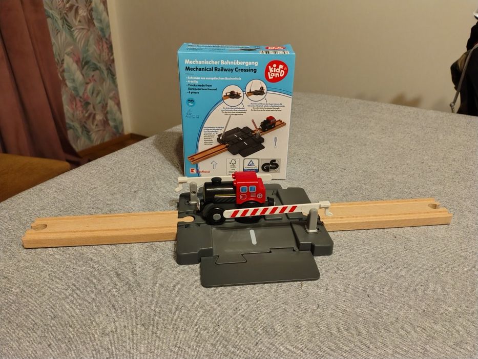 Przejazd kolejowy do drewnianej kolejki