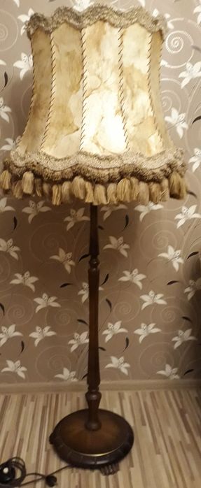 Lampa pokojowa drewniana