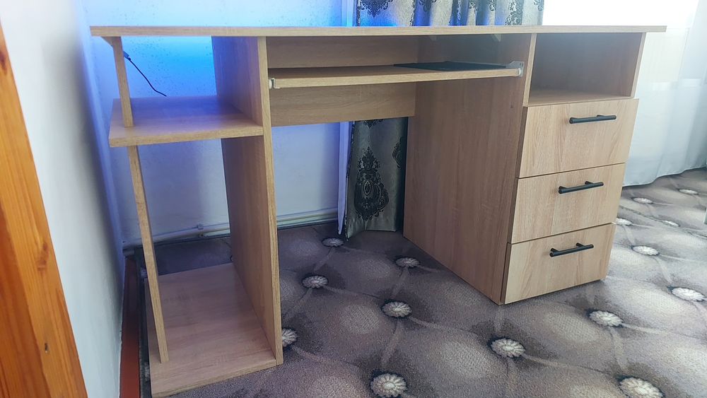 Стіл комп'ютерний з RGB підсвіткою