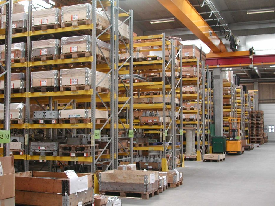 Складське стелажне обладнання Стелажі і навантажувальна техніка