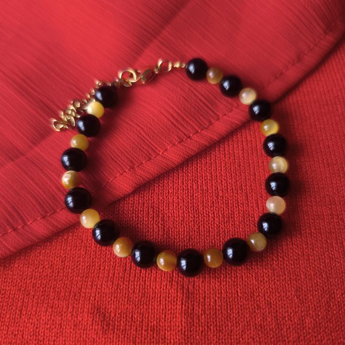 Ręcznie robiona bransoletka z onyksem i jasnym tygrysim okiem