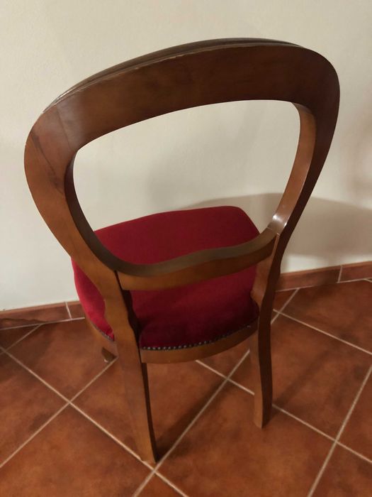 2 cadeiras com assento em bordô