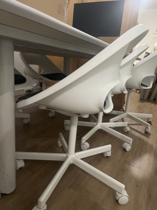 mesa de reuniões e cadeiras