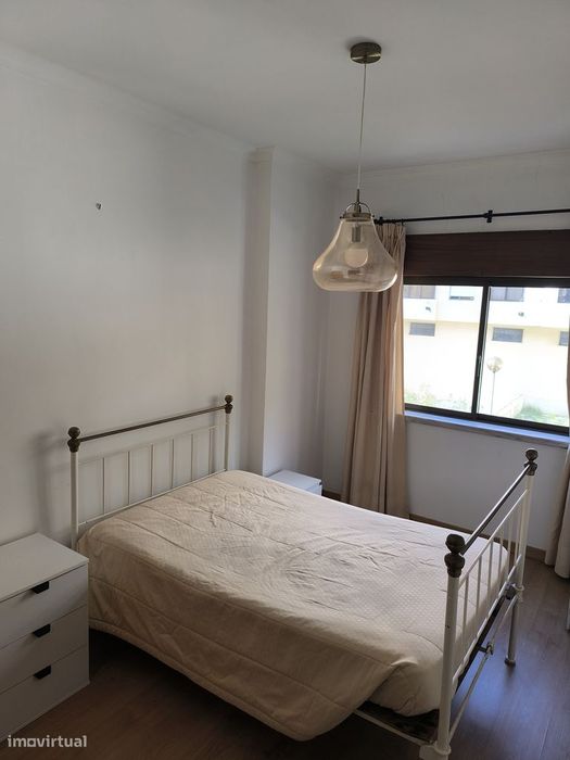 Apartamento T3, parcialmente mobilado. Pragal - Almada.