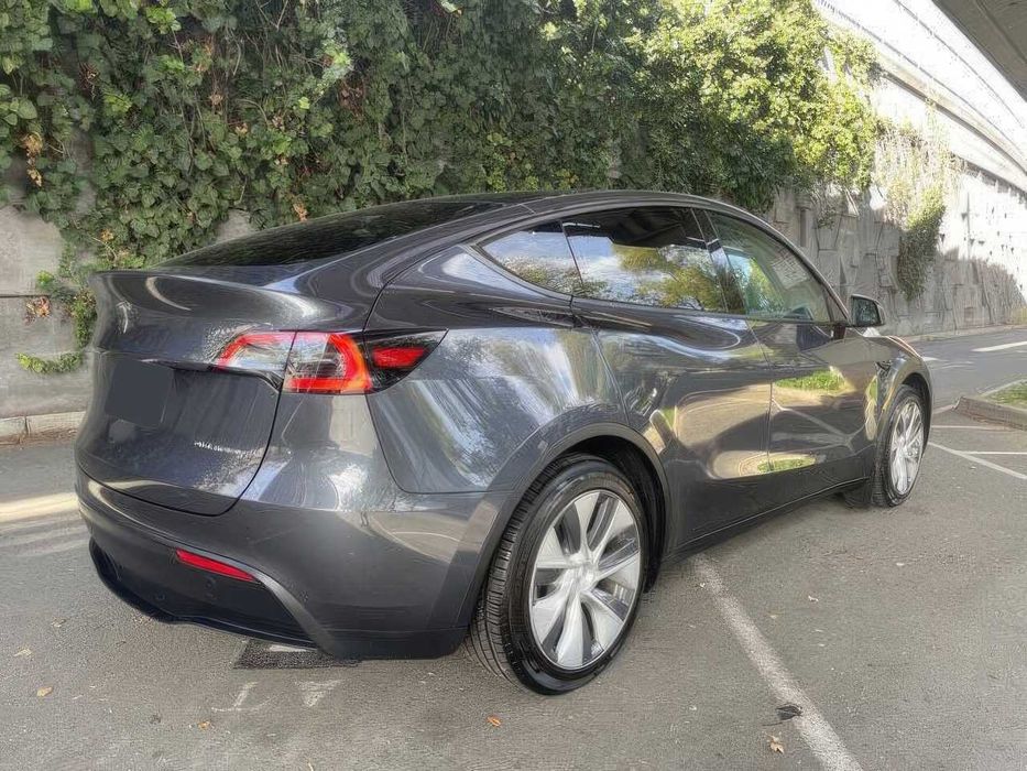 Tesla Model Y Long Range      2023