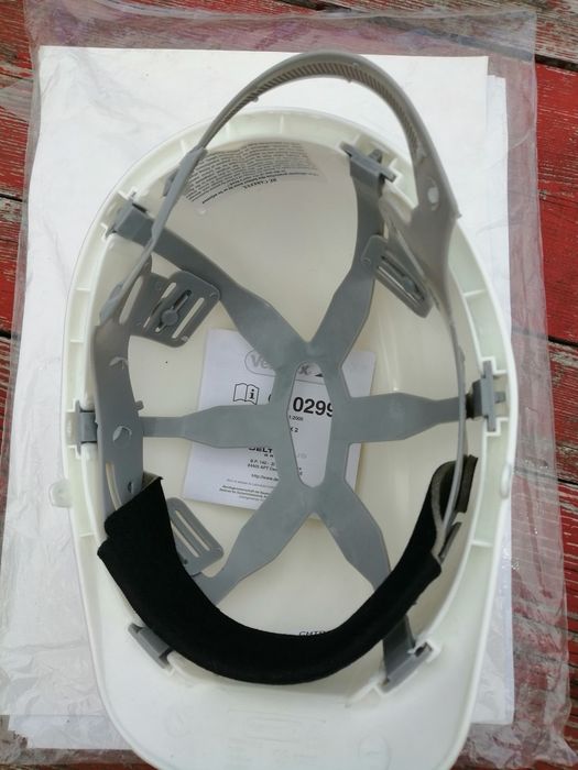 Kask budowlany (hełm) z regulacją.