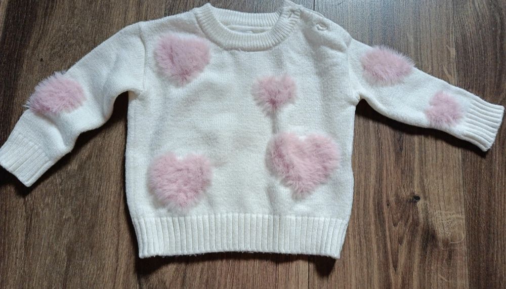 Sweterek dziewczęcy w serduszka rozmiar 74