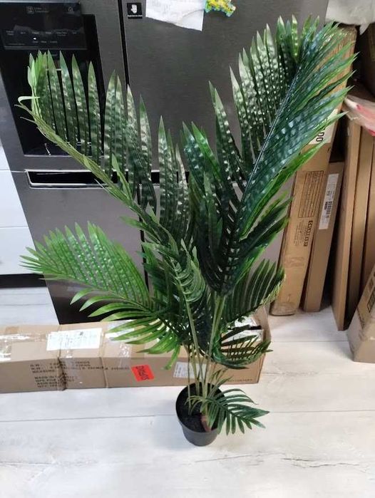 Sztuczna palma Amazon Basics w plastikowej doniczce Wysokość 119,8 cm