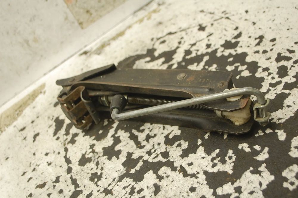 LEWAREK PODNOŚNIK SAMOCHODOWY 1K0011031C VW GOLF V SEAT LEON II SKODA AUDI