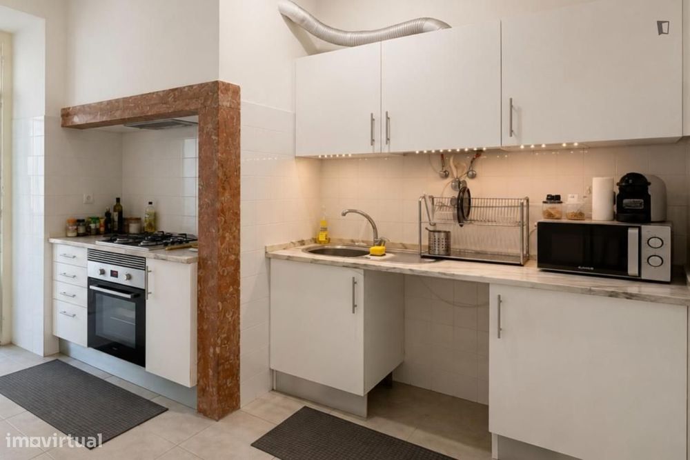 Quarto - localizado em Arroios Lisbon