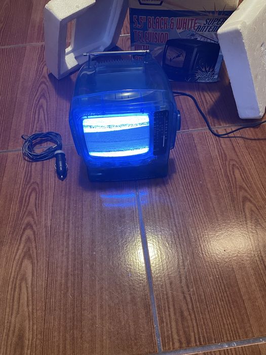 Mini tv  e rádio,com alguns anos preto e branco