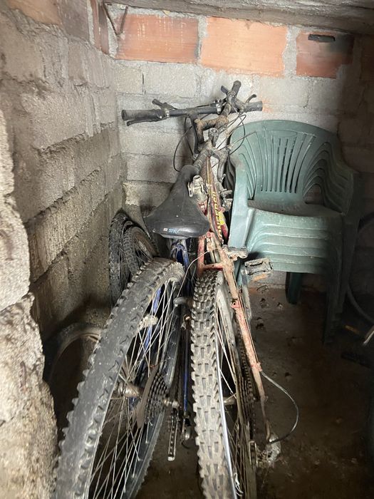 Bicicletas usadas com pecas em falta.