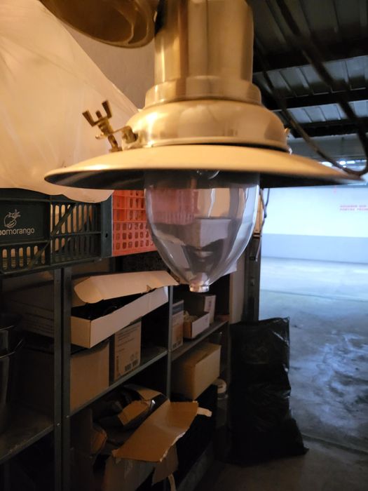 Candeeiro em latão e lâmpada grande