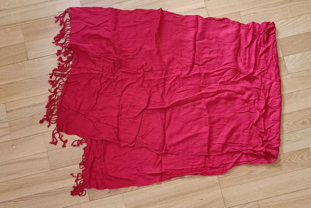 Długi czerwony szal z frędzlami. 180x60