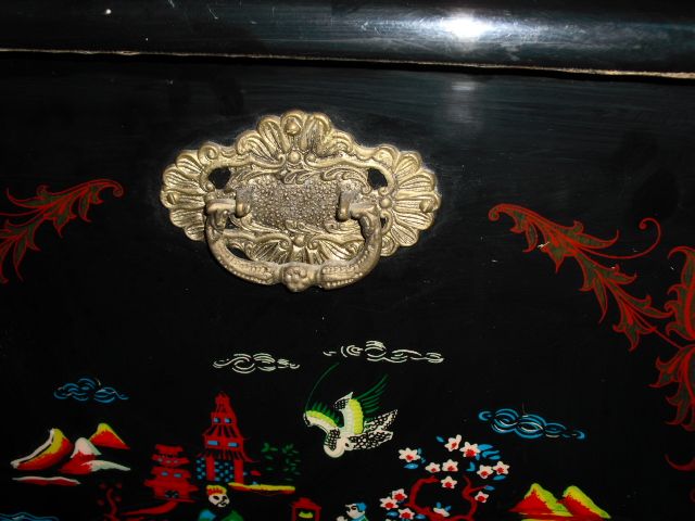 Baú Arca chinês com aplicações em latão