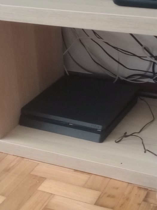 PS4 Slim 500 GB – Comandante + 3 Jogos