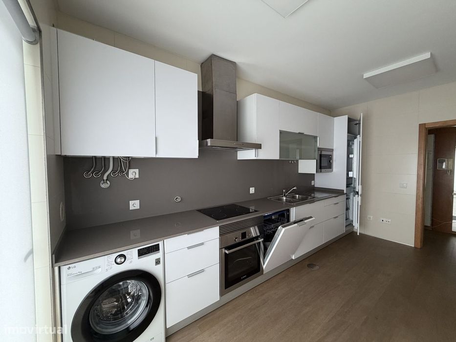Apartamento T2 com Varanda e Garagem em Aveiro