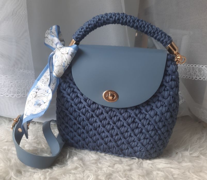 Torebka kuferek niebieski jeans handmade na szydełku regulowany pasek