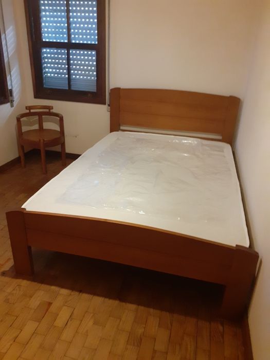 Mobília de quarto cama, colchão, cómoda e cadeira