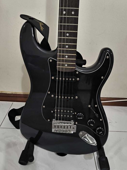 Pack Guitarra Stratocaster Squier + Pedal Guitarra Multi-FX G1X Four Zoom + Suporte de Guitarra