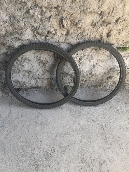 Aros mais pneus de bicicleta.