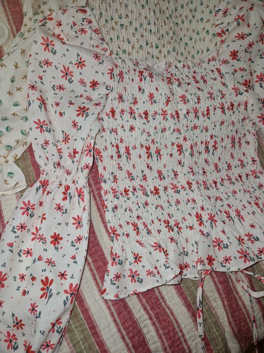 Блузки на резинці регулюються по спинці ,стан ідеал