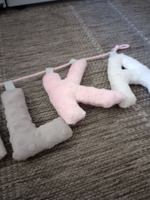 Literki pluszowe na ścianę