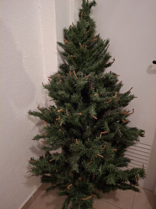 Árvore de Natal - 1,50m por 0,80m (na parte mais larga)