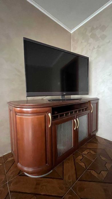 Тумба під телевізор з масиву дуба