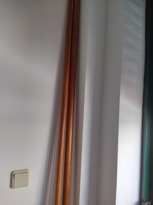 Varões e sanefa em madeira para cortinado