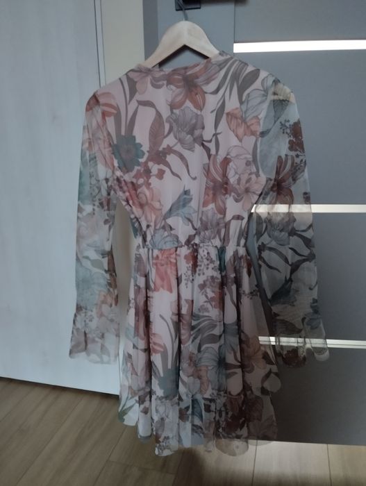 Beżowa zwiewna sukienka w kwiaty M