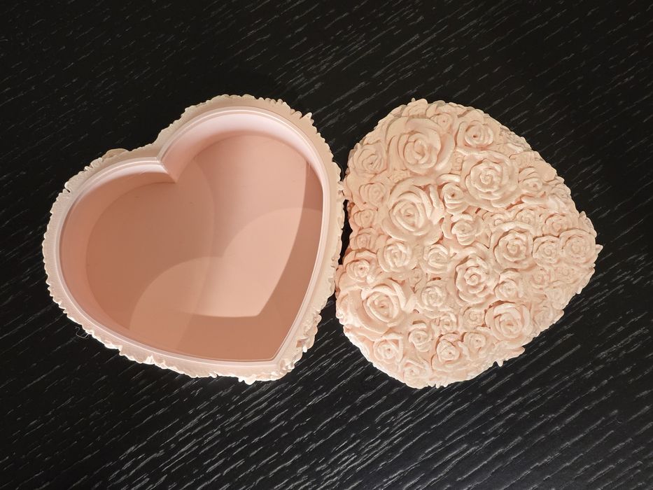 Caixa Coração com Pétalas Rosa