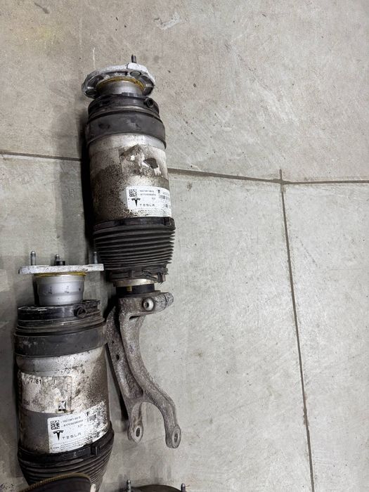 Пневмобалони Tesla Model X. Пневмостойки Tesla Model X. Під відновленя