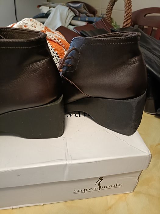 Botins castanhos em pele