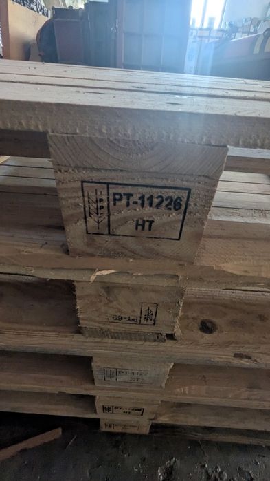 Paletes de madeira novas com apenas 1cm de afastamento entre tábuas