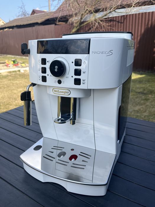 Автоматична кавомашина Delonghi Magnifica S 2024 рік 4 місяць гарантія