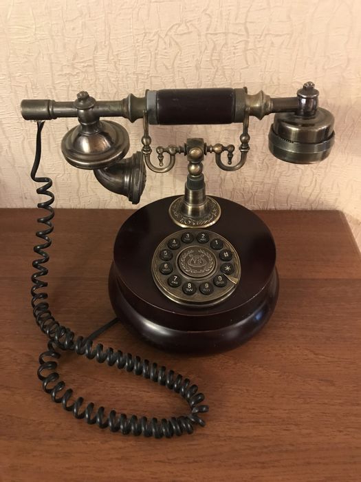 Телефон провідний, на вигляд ретро