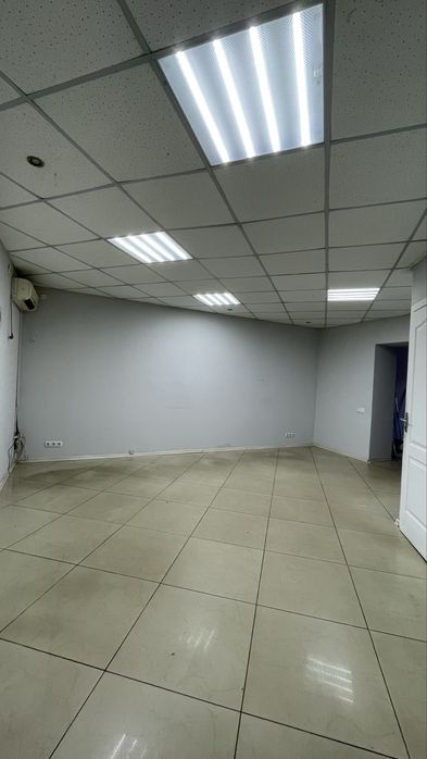 Комерційне приміщення на проспекті Трубників район світ